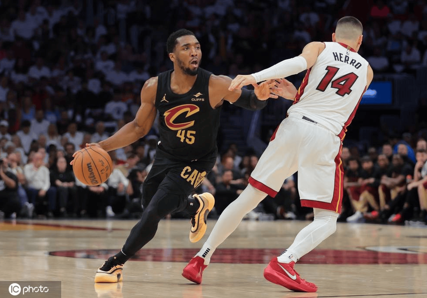 76人横扫法国男篮,米切尔打破历史纪录 76人横扫法国男篮,米切尔打破历史纪录