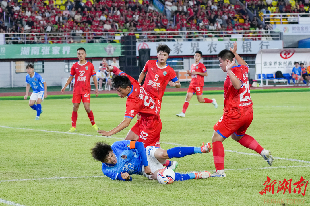 红色的队伍在足球赛中取得了胜利，喜获三分