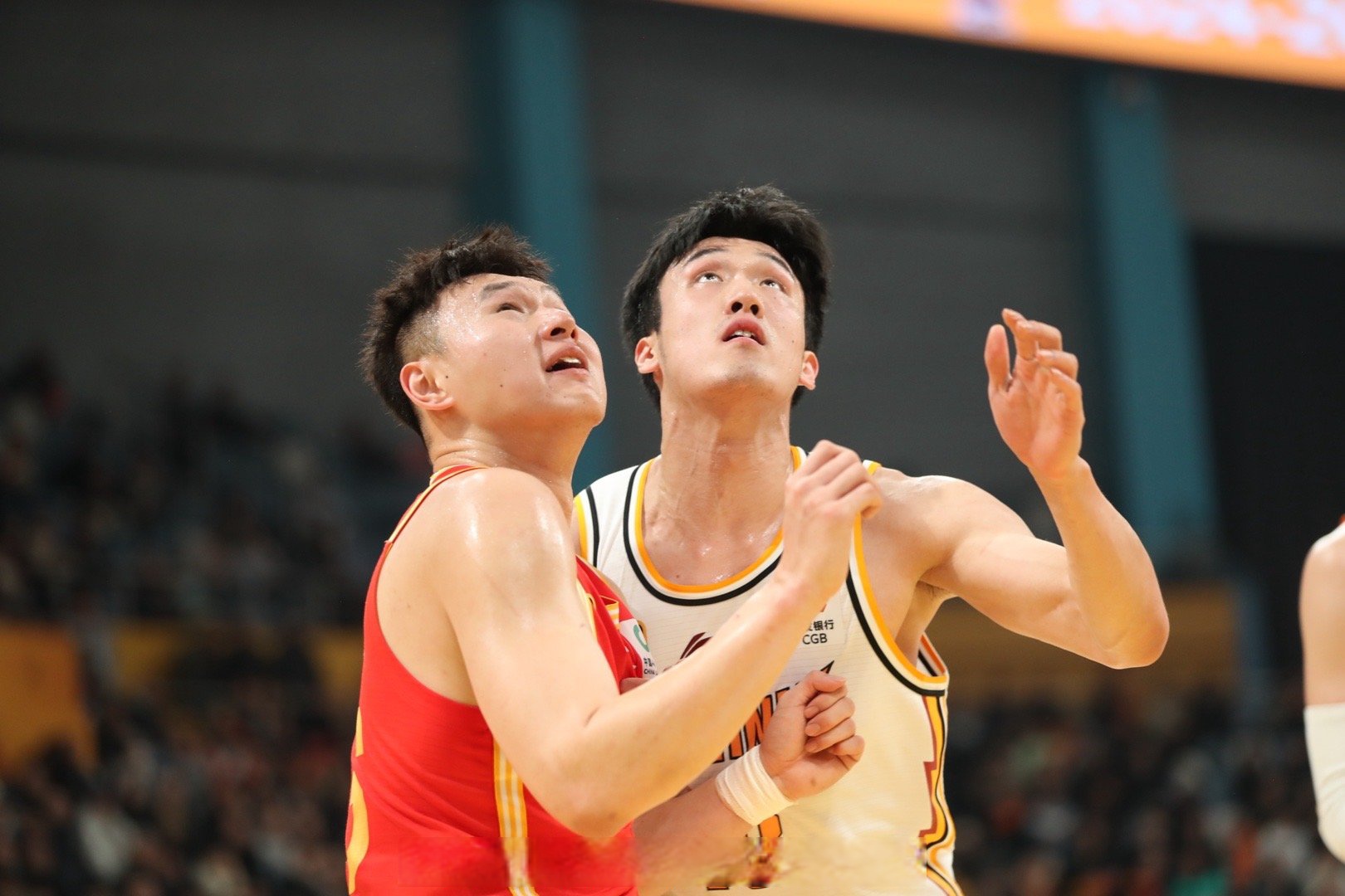 河南男篮在比赛中击败对手，赢得双方对决