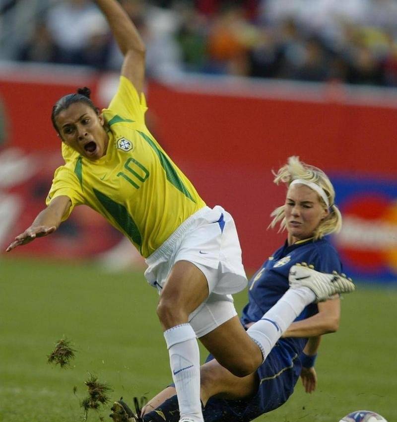 巴西女足队长传授青年球员技巧