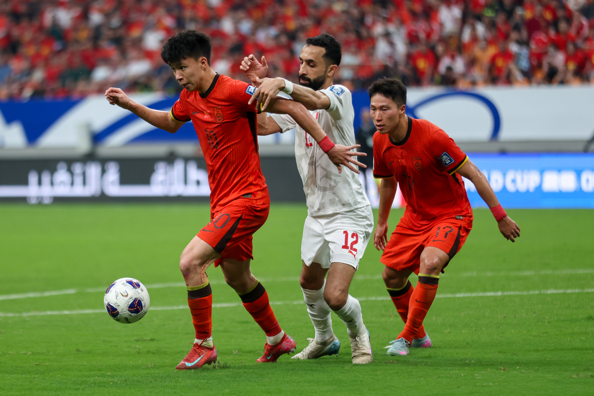 关于对手实力均衡的国内足球联赛上演激烈争夺的信息