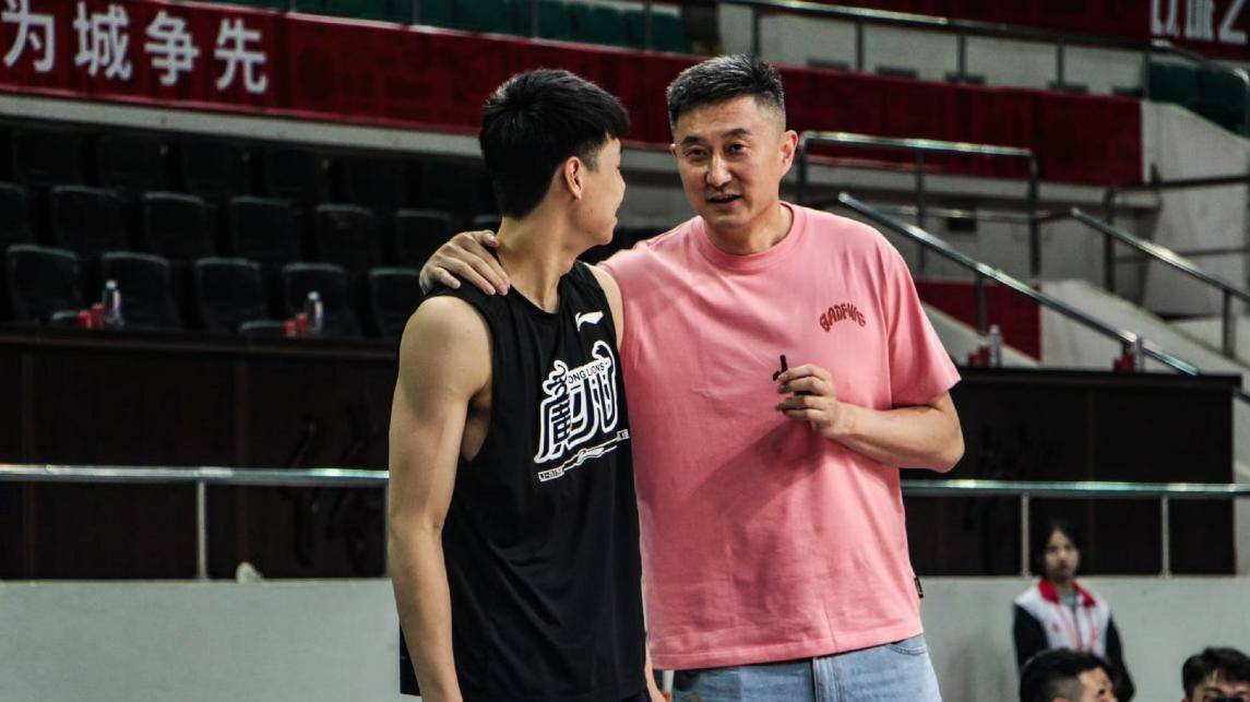 广东队外线连续命中，逆转比赛