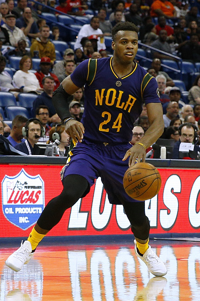 关于深圳队鏖战湖人，恩比德刷新纪录的信息